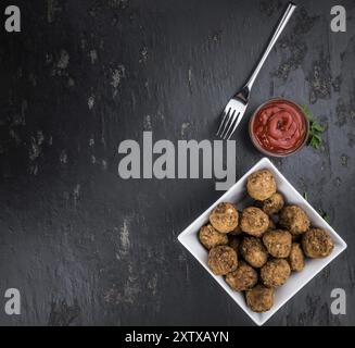 Schieferplatte mit hausgemachten Fleischbällchen (selektiver Fokus, Nahaufnahme) Stockfoto