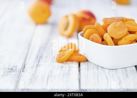 Portion frische getrocknete Aprikosen (Nahaufnahme, selektiver Fokus) Stockfoto