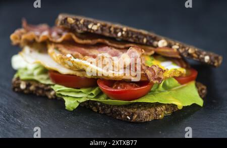 Portion Speck und Eier (selektiver Fokus, Nahaufnahme) Stockfoto