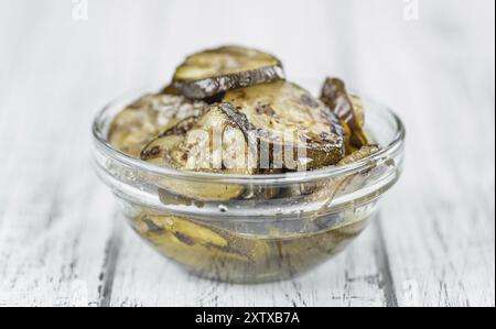 Zucchinis (gegrillt) als detailreiche Nahaufnahme auf einem Vintage Holztisch (selektiver Fokus) Stockfoto