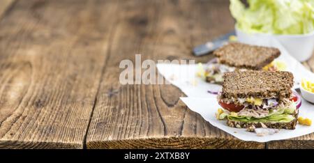 Thunfisch-Sandwich mit Vollkornbrot (selektiver Fokus, Nahaufnahme) Stockfoto