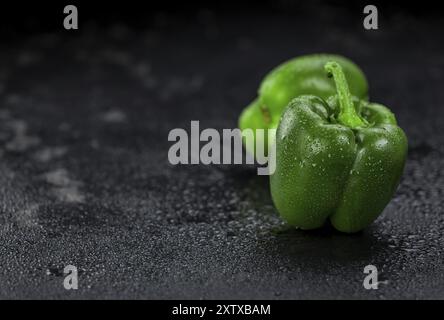 Etwas frisch gemachtes grünes Paprika auf einer Vintage-Schieferplatte (selektiver Fokus) Stockfoto