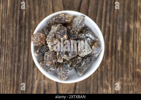 Brown Rock Candy auf hölzernem Hintergrund (selektiver Fokus, Nahaufnahme) Stockfoto