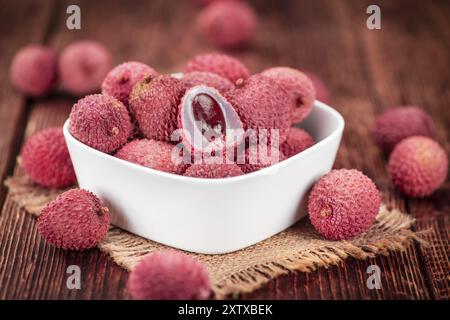 Litschis auf Vintage-Hintergrund als detaillierte Nahaufnahme (Tiefenschärfe) Stockfoto