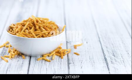 Einige fried Potato Sticks (Nahaufnahme) auf einem alten Holztisch Stockfoto