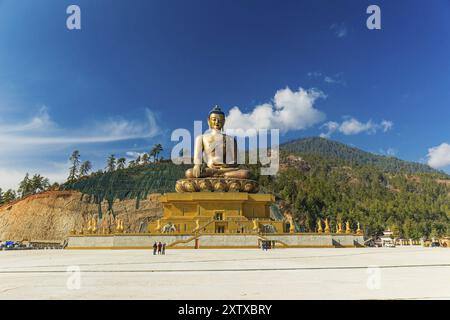 169 Meter hohe Buddha-Statue aus Bronze, die tagsüber hell leuchtet Stockfoto