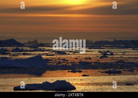 Dänemark, Grönland, typische Landschaft, bizarre Eisstruktur, Treibeis, Sonnenuntergang, Treibeis, Grönland, Dänemark, Nordamerika Stockfoto