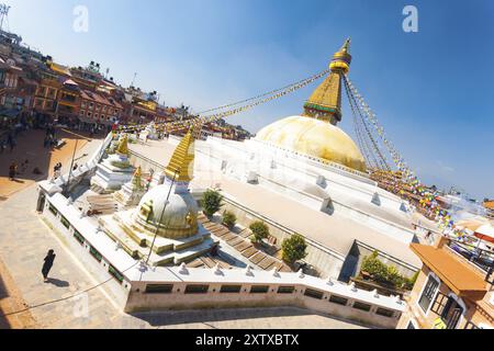 Kathmandu, Nepal, 23. Oktober 2013: Geneigte Luftaufnahme der umliegenden Hotels, Restaurants und Geschäfte rund um Boudhanath Stupa am Tag des blauen Himmels, Asien Stockfoto