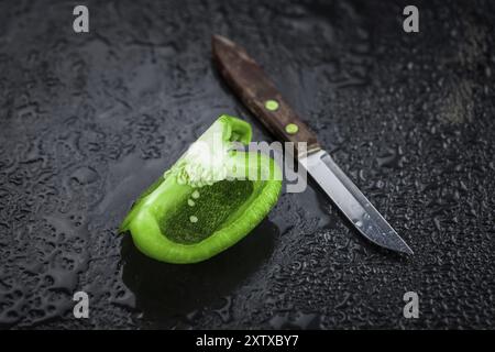 Etwas frisch gemachtes grünes Paprika auf einer Vintage-Schieferplatte (selektiver Fokus) Stockfoto