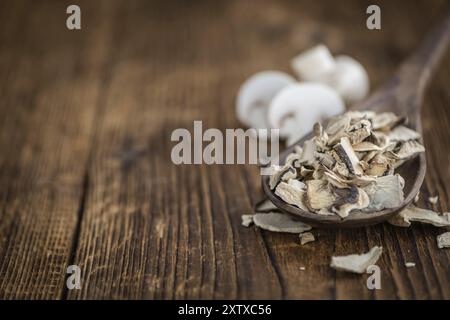 Getrocknete weiße Pilze auf Vintage-Hintergrund als detaillierte Nahaufnahme, selektiver Fokus Stockfoto