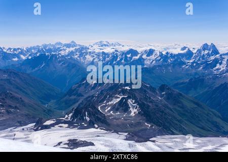 Blick vom Gipfel des Berges, wunderschöne Berglandschaft in blauem atmosphärischem Dunst Stockfoto