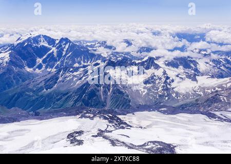 Blick vom Gipfel des Berges, wunderschöne Berglandschaft mit auffälligen Gipfeln Stockfoto