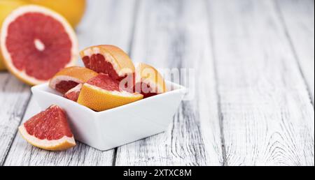 Teil geschnittener Grapefruits auf einem alten Holztisch (selektiver Fokus, Nahaufnahme) Stockfoto