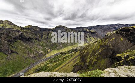 Atemberaubende Aussicht von einem Hügel neben Eyjafjallajokull Island im Sommer Stockfoto