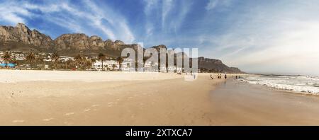 Camps Bay (Kapstadt), Soutch Afrika mit einem fantastischen Himmel während der Wintersaison Stockfoto