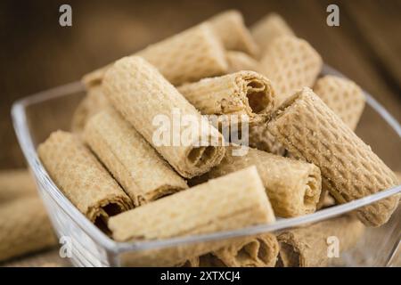 Frisch zubereitete süße Wafer auf Vintage-Hintergrund als detaillierte Nahaufnahme Stockfoto