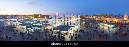 Marrakech, Marokko, 27. März 2018: Panoramablick auf den Platz Jemaa El-Fna am Abend in der historischen Altstadt von Medina, Afrika Stockfoto