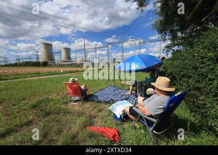 Grafenrheinfeld, Deutschland. August 2024. Die Zuschauer warten in Liegestühlen neben Picknickdecken und Sonnenschirmen darauf, dass die Kühltürme des stillgelegten Kernkraftwerks gesprengt werden. Das Kernkraftwerk Grafenrheinfeld war von 1982 bis 2015 in Betrieb. Obwohl die Anlage nach der Atomkatastrophe im japanischen Fukushima 2011 wieder in Betrieb genommen werden durfte, wurde sie am 27. Juni 2015 stillgelegt. Das Kraftwerk wurde seit 2018 abgebaut. Quelle: Karl-Josef Hildenbrand/dpa/Alamy Live News Stockfoto