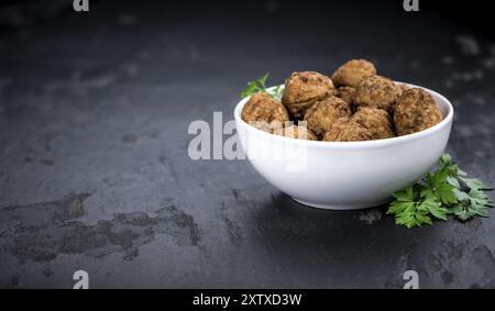 Teil des frischen, hausgemachten frikadellen auf einem Schiefer Tafel (selektive Fokus) Stockfoto