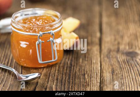 Teil der Pfirsich Marmelade (Nahaufnahme) auf einem alten Holztisch Stockfoto