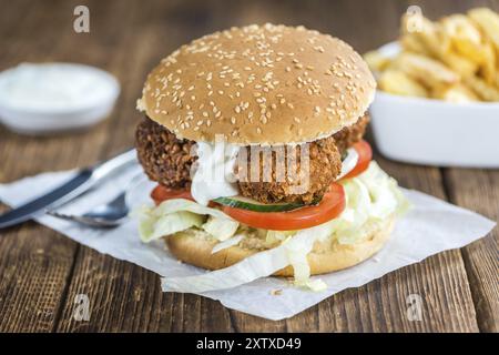 Frischer madeFalafel Burger auf hölzernem Hintergrund (Nahaufnahme, selektiver Fokus) Stockfoto