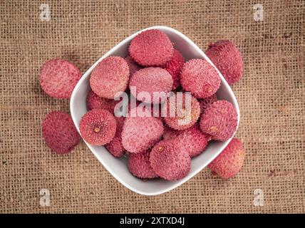 Portion frischer Litschi (Nahaufnahme, selektiver Fokus) Stockfoto