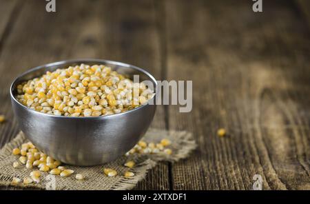 Teil des Mais (detaillierte Nahaufnahme) auf hölzernen Hintergrund (Tiefenschärfe) Stockfoto