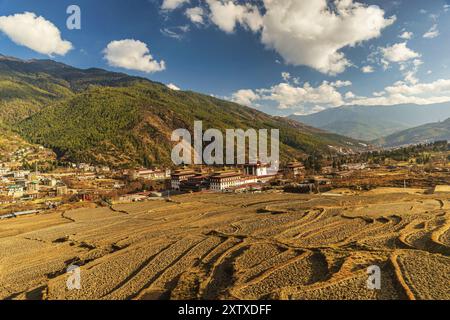 Aus der Vogelperspektive von Tashichho Dzong mit Thimphu Stadt Stockfoto