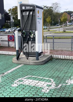 E-Ladesäule Ladesäule für E-Autos Elektroautos 300 kw mit verschiedenen Anschlüssen auf dem Boden Piktogramm für E-Autos auf der Seite Shell Marke l Stockfoto