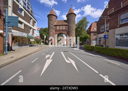 Historisches Stadttor Luedinghauser Tor vor blauem Himmel mit Kumuluswolken und Luedinghauser Straße in Duelmen, Münsterland, Coesfeld, Norden Stockfoto