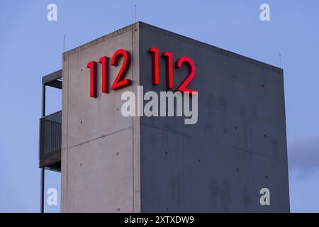 Symbolisches Bild, Notrufnummer 112 auf einem Gebäude, Fassade, Notruf, Notfall, Polizei, Feuerwehr, beleuchtet, Notarzt, Deutschland, E Stockfoto