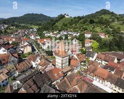 Die Altstadt von Gengenbach mit dem Haigeracher Tor, dem Stadttor und der Jakobuskapelle, Bergkapelle auf einem Weinberg, Sehenswürdigkeiten und Sehenswürdigkeiten von Stockfoto