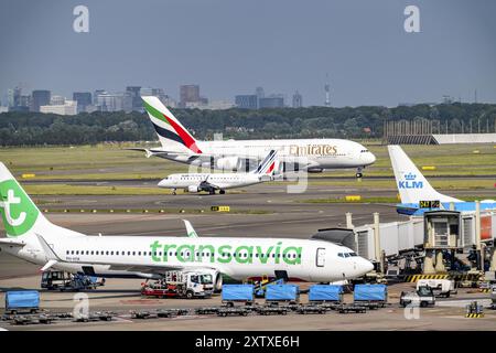 Flughafen Amsterdam Schiphol, Emirates Airbus A380 Start auf der Start- und Landebahn Aalsmeerbaan, Flugzeug auf dem Rollweg, am Terminal, Gate D, Check-in, ap Stockfoto