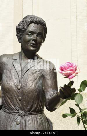 Europa, Deutschland, Norddeutschland, Ohnsorgtheater, populäre Schauspielerin, lebensgroße Bronzestatue von Heidi Kabel, Künstlerin Inka Uzoma, auf dem Heidi Kabel Platz, Stockfoto