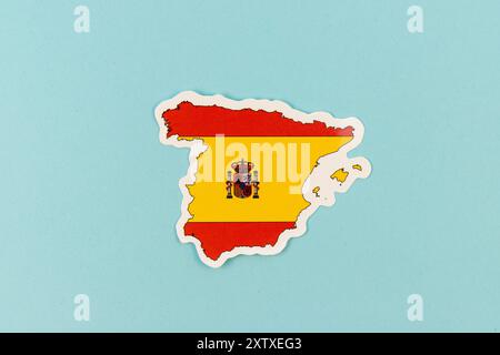 Spanien Karte mit Flaggenfarben auf hellblauem Hintergrund Stockfoto