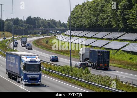 Autobahn A58, Photovoltaikanlagen wurden an den Hängen am Fahrbahnrand installiert, Nutzung der Flächen entlang der Straßen als Solarpark, in der Nähe Stockfoto