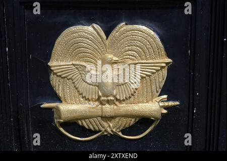 PAPUA-NEUGUINEA, Port Moresby, Waigani, Papua-Neuguinea-Parlamentsgebäude, Nationalwappen mit Paradiesvogel / PAPUA NEUGUINEA, Port Moresby, waigani, Papua-Neuguinea-Parlamentsgebäude, Staatswappen mit Paradiesvogel und Handtrommel Stockfoto