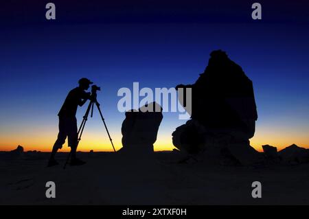 Ägypten, Weiße Wüste, bizarre Sandsteinklippen, Fotograf vor Sonnenuntergang, Naher Osten, Afrika Stockfoto