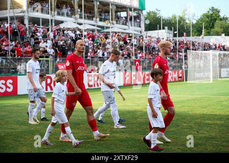 15. August 2024, Bayern, Würzburg: Fußball: DFB-Cup, Würzburger Kickers - TSG 1899 Hoffenheim, 1. Runde: Die Würzburger Kickers-Spieler betreten das Feld. Foto: Daniel Vogl/dpa - WICHTIGER HINWEIS: Gemäß den Vorschriften der DFL Deutschen Fußball-Liga und des DFB Deutschen Fußball-Bundes ist es verboten, im Stadion und/oder im Spiel aufgenommene Fotografien in Form von sequenziellen Bildern und/oder videoähnlichen Fotoserien zu verwenden oder zu nutzen. Stockfoto