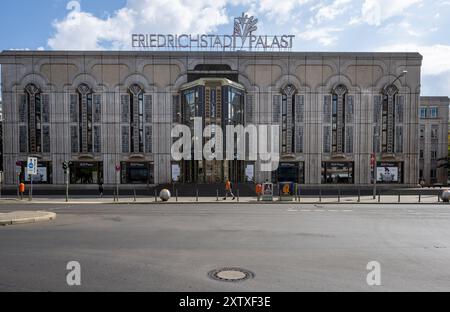 Berlin, Deutschland. August 2024. Außenansicht des Friedrichstädter Palastes. Quelle: Monika Skolimowska/dpa/Alamy Live News Stockfoto