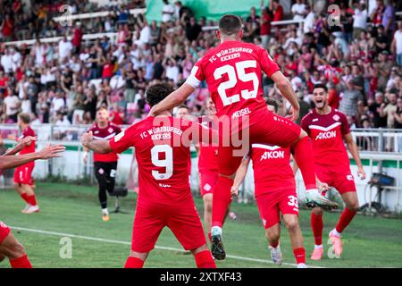 15. August 2024, Bayern, Würzburg: Fußball: DFB-Cup, Würzburger Kickers - TSG 1899 Hoffenheim, 1. Runde: Die Würzburger Kickers feiern nach einem Tor. Foto: Daniel Vogl/dpa - WICHTIGER HINWEIS: Gemäß den Vorschriften der DFL Deutschen Fußball-Liga und des DFB Deutschen Fußball-Bundes ist es verboten, im Stadion und/oder im Spiel aufgenommene Fotografien in Form von sequenziellen Bildern und/oder videoähnlichen Fotoserien zu verwenden oder zu nutzen. Stockfoto