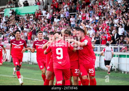 15. August 2024, Bayern, Würzburg: Fußball: DFB-Cup, Würzburger Kickers - TSG 1899 Hoffenheim, 1. Runde: Die Würzburger Kickers feiern nach einem Tor. Foto: Daniel Vogl/dpa - WICHTIGER HINWEIS: Gemäß den Vorschriften der DFL Deutschen Fußball-Liga und des DFB Deutschen Fußball-Bundes ist es verboten, im Stadion und/oder im Spiel aufgenommene Fotografien in Form von sequenziellen Bildern und/oder videoähnlichen Fotoserien zu verwenden oder zu nutzen. Stockfoto