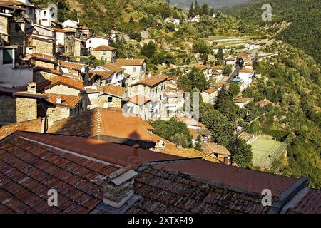 Das kleine Bergdorf Apricale in den Ligurischen Alpen, Nordwesten Italiens, Apricale, Italien, Europa Stockfoto