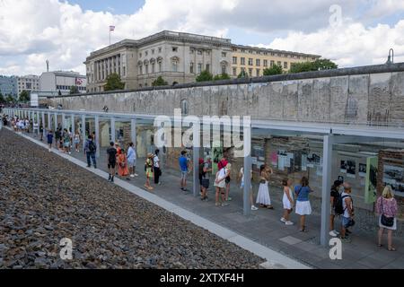 Berlin, Deutschland. August 2024. Die Menschen laufen über das Gelände des Dokumentationszentrums für die Topographie des Terrors. Quelle: Monika Skolimowska/dpa/Alamy Live News Stockfoto