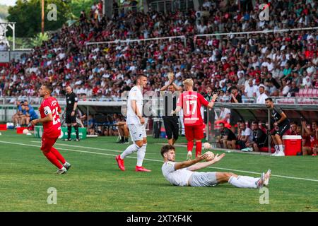 15. August 2024, Bayern, Würzburg: Fußball: DFB-Cup, Würzburger Kickers - TSG 1899 Hoffenheim, 1. Runde: Hoffenheims Pavel Kade·ábek liegt auf dem Boden. Foto: Daniel Vogl/dpa - WICHTIGER HINWEIS: Gemäß den Vorschriften der DFL Deutschen Fußball-Liga und des DFB Deutschen Fußball-Bundes ist es verboten, im Stadion und/oder im Spiel aufgenommene Fotografien in Form von sequenziellen Bildern und/oder videoähnlichen Fotoserien zu verwenden oder zu nutzen. Stockfoto