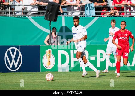 15. August 2024, Bayern, Würzburg: Fußball: DFB-Cup, Würzburger Kickers - TSG 1899 Hoffenheim, 1. Runde: Angriff von Hoffenheims Kevin Akpoguma. Foto: Daniel Vogl/dpa - WICHTIGER HINWEIS: Gemäß den Vorschriften der DFL Deutschen Fußball-Liga und des DFB Deutschen Fußball-Bundes ist es verboten, im Stadion und/oder im Spiel aufgenommene Fotografien in Form von sequenziellen Bildern und/oder videoähnlichen Fotoserien zu verwenden oder zu nutzen. Stockfoto