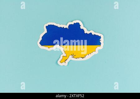 Ukraine Karte mit Flaggenfarben auf hellblauem Hintergrund Stockfoto