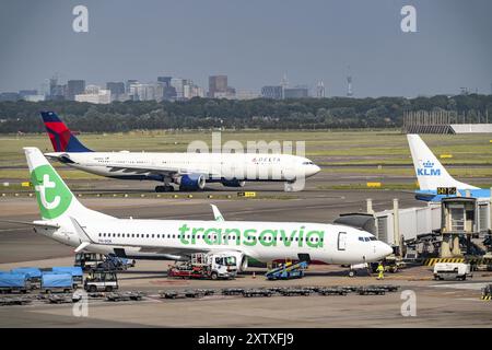 Flughafen Amsterdam Schiphol, Flugzeuge auf dem Rollweg, am Terminal, Gate D, Check-in, Vorfeld, Amsterdam, Niederlande Stockfoto