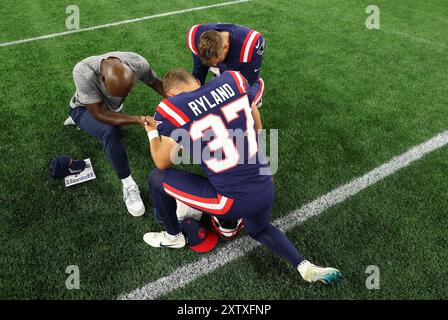 August 2024; Foxborough, MA, USA; ehemaliger Spieler der New England Patriots und derzeitiger Spezialassistent des Cheftrainers Matthew Slater, Kicker der New England Patriots Chad Ryland (37) und New England Patriots Tight End La'Michael Pettway (46) knieten im Gebet am Ende des NFL-Vorsaisonspiels zwischen Philadelphia Eagles und New England Patriots in Foxborough, MA. Anthony Nesmith/CSM (Foto: © Anthony Nesmith/Cal Sport Media) Stockfoto