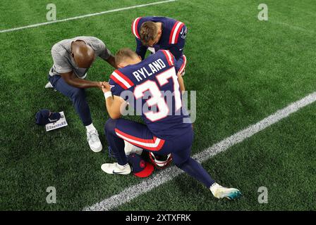 August 2024; Foxborough, MA, USA; ehemaliger Spieler der New England Patriots und derzeitiger Spezialassistent des Cheftrainers Matthew Slater, Kicker der New England Patriots Chad Ryland (37) und New England Patriots Tight End La'Michael Pettway (46) knieten im Gebet am Ende des NFL-Vorsaisonspiels zwischen Philadelphia Eagles und New England Patriots in Foxborough, MA. Anthony Nesmith/CSM Stockfoto